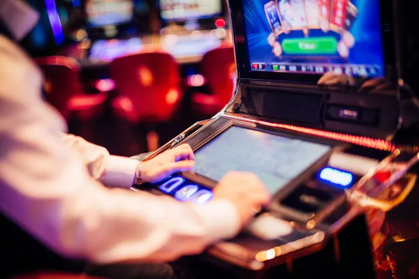 Một cô gái trẻ thư giãn với điện thoại trong khi các biểu tượng casino xuất hiện xung quanh, thể hiện trải nghiệm mượt mà của ứng dụng TR88.