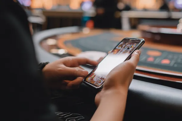 Khoảnh khắc ba số bảy xuất hiện trên cuộn slot cùng các đồng xu vàng, tượng trưng cho những chiến thắng lớn.